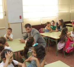Los Príncipes conversan con unos niños durante su visita al colegio Tomás Romojaro