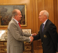 Don Juan Carlos recibe el saludo de Francisco Quiroga Martínez