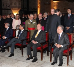 Entrega del IV Premio Internacional Conde de Barcelona. El Rey, acompañado por el presidente de la Generalitat de Cataluña, el ministro del Interior y