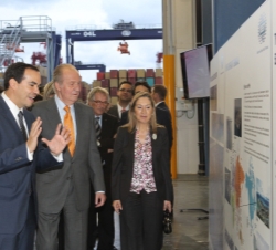 Inauguración de la nueva terminal de contenedores del Muelle Prat. Don Juan Carlos atiende a las explicaciones del director general de TERCAT, Alejand