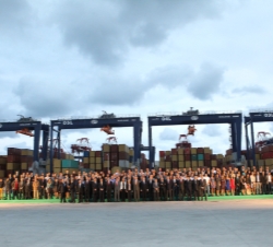 Inauguración de la nueva terminal de contenedores del Muelle Prat. Fotografía de grupo con los trabajadores