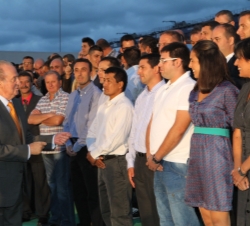 Inauguración de la nueva terminal de contenedores del Muelle Prat. Don Juan Carlos conversa con los trabajadores de la terminal