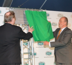Inauguración de la nueva terminal de contenedores del Muelle Prat. Don Juan Carlos descubre una placa conmemorativa de la inauguración