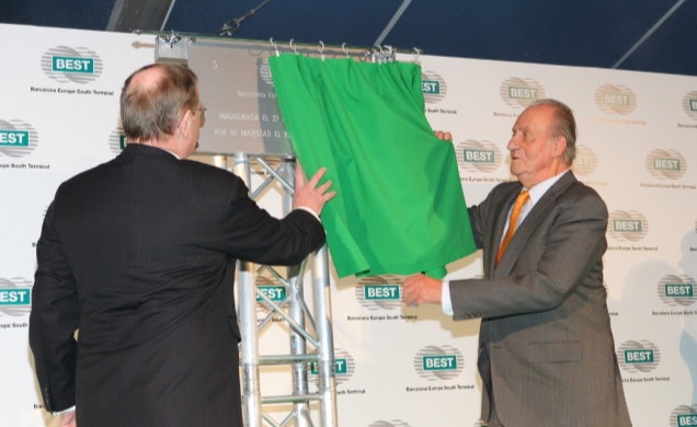 Inauguración de la nueva terminal de contenedores del Muelle Prat. Don Juan Carlos descubre una placa conmemorativa de la inauguración