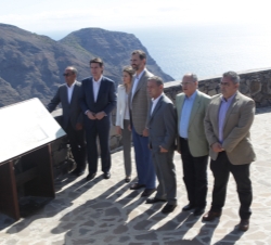 Visita a la isla de La Gomera. Los Príncipes y las autoridades que les acompañaban, en el Mirador César Manrique