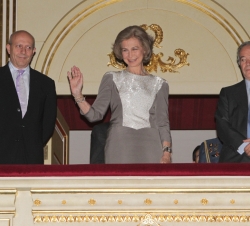 Su Majestad la Reina saluda desde el palco