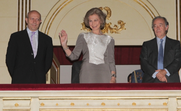 Su Majestad la Reina saluda desde el palco