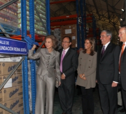 Visita a las instalaciones de la Fundación Banco de Alimentos de Madrid. La Reina descubre una placa dedicada a la Fundación Reina Sofía