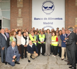 Visita a las instalaciones de la Fundación Banco de Alimentos de Madrid. Fotografía de grupo con los trabajadores y voluntarios