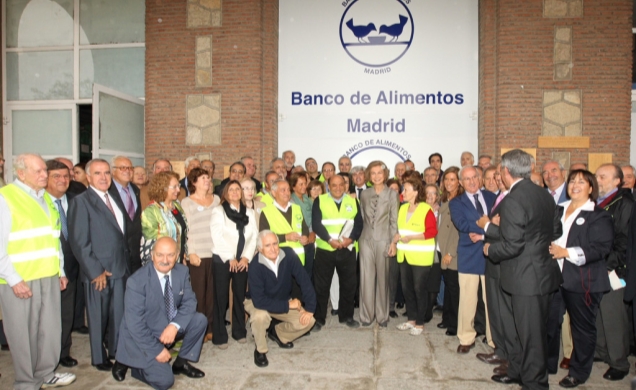 Visita a las instalaciones de la Fundación Banco de Alimentos de Madrid. Fotografía de grupo con los trabajadores y voluntarios