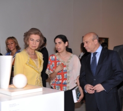 Su Majestad la Reina recibe explicaciones de la comisaria de la exposición, Jordana Mendelson, durante su recorrido por la exposición