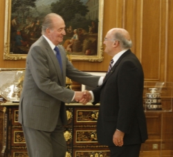 Don Juan Carlos recibe el saludo del Presidente del Consejo General de la Abogacía Española, Carlos Carnicer Díez