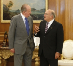 Don Juan Carlos conversa con el Presidente del Consejo General de la Abogacía Española, Carlos Carnicer Díez