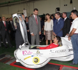 Don Felipe y Doña Letizia observan un prototipo de vehículo solar