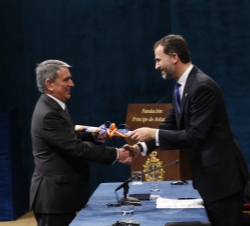 El Príncipe de Asturias hace entrega del diploma a José Antonio Busto, presidente de la Federación Española de Bancos de Alimentos