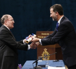 Su Alteza Real el Príncipe entrega el diploma a Gregory Winter