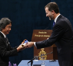 El Príncipe hace entrega del diploma a Shigeru Miyamoto