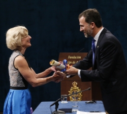 Don Felipe entrega el diploma a Martha C. Nussbaum