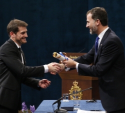 Su Alteza Real el Príncipe de Asturias entrega el diploma a Iker Casillas