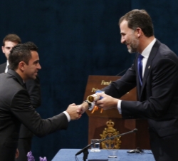 El Príncipe de Asturias entrega el diploma a Xavi Hernández
