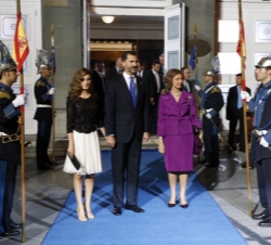 u Majestad la Reina y Su Altezas Reales los Príncipes de Asturias a su salida del Teatro Campoamor