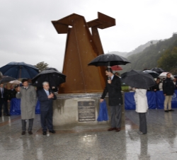 Los Príncipes de Asturias descubren una placa conmemorativa en la base de la escultura “Homenaje a los hórreos” del artista Juan Zaratiegu