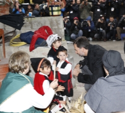 Don Felipe saluda a unos niños durante su recorrido por Bueño