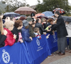 Los Príncipes de Asturias saludan a los vecinos de Bueño durante el recorrido por el pueblo