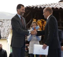 Don Felipe hace entrega del premio a Belarmino Fernández, presidente de la Asociación Cultural de Bueño