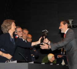 Su Majestad la Reina entrega el premio a Jesús Garre Navarro, consejero delegado de Capgemini España S.L.