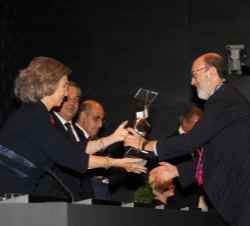 Doña Sofía entrega el premio a José Boada, presidente de Pelayo Servicios Auxiliares de Seguros S.A.