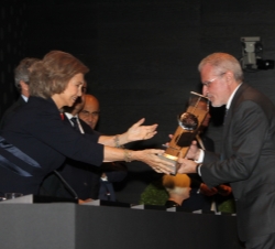Su Majestad la Reina entrega el premio a Esteban Morcillo, rector magnífico de la Universidad de Valencia