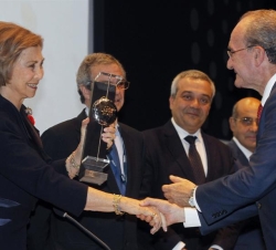 Doña Sofía entrega el premio a Francisco de la Torre Prados, alcalde de Málaga