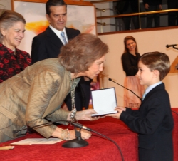 Doña Sofía entrega el premio al joven Enrique Mastral por su obra "Los guardianes del bosque"