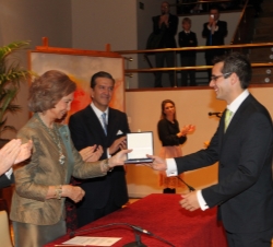 Su Majestad entrega el premio a Albano Hernández por su obra "Sigrdrifa"