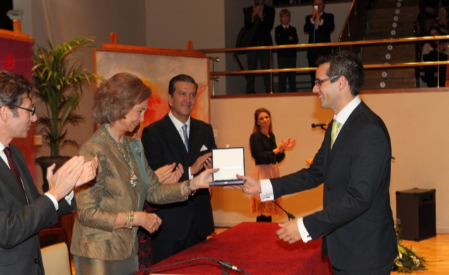 Su Majestad entrega el premio a Albano Hernández por su obra "Sigrdrifa"