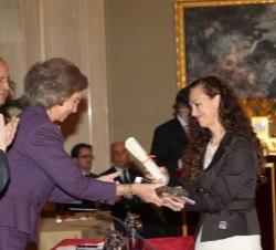 Su Majestad la Reina entrega el galardón a Inmaculada Aguilar, miembro del Patronato de la Fundación Atenea