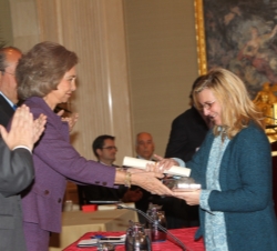 Doña Sofía entrega el premio a la presidenta de la Asociación La Torre de Hortaleza, Blanca Cano
