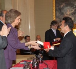 Su Majestad la Reina entrega el galardón al vicepresidente de la Fundación Atenea, Alfonso Ramírez de Arellano