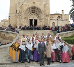 Los Príncipes con el grupo folclórico que interpreta "el Bolero de Caspe"