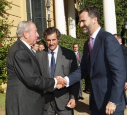 Almuerzo con los miembros del Instituto de Empresa Familiar. Su Alteza Real el Príncipe de Asturias recibe el saludo de Leopoldo Rodes, presidente de 