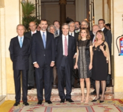 Don Felipe y Doña Letizia acompañados por el premiado, las autoridades y los miembros del jurado asistentes al acto
