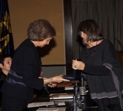 La Reina recibe de Susana Solano, premiada en 2011, la medalla de oro titulada “Agadez”, diseñada por ella misma