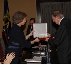 Su Majestad la Reina entrega la placa acreditativa del galardón a Juan Navarro Baldeweg