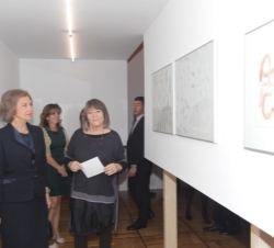 Doña Sofía inaugura la exposición “Trazos Colgados”