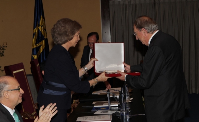 Su Majestad la Reina entrega la placa acreditativa del galardón a Juan Navarro Baldeweg