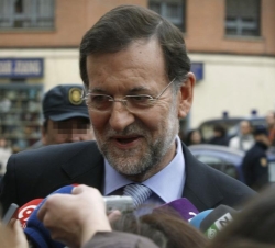 El presidente del Gobierno, Mariano Rajoy, conversa con los periodistas tras visitar a Don Juan Carlos
