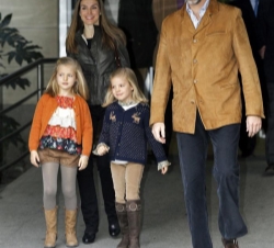 Sus Alteza Reales los Príncipes de Asturias junto a sus hijas las Infantas Leonor y Sofía, a la salida del hospital tras visitar a Don Juan Carlos