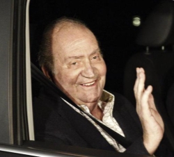 Don Juan Carlos a la salida del hospital Quirón San José tras el alta hospitalaria 