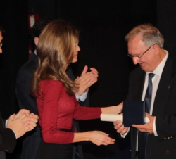 Doña Letizia hace entrega del Premio Estatal, en su modalidad individual, a Manuel Castro Medina